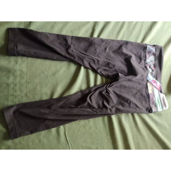 Lululemon Cropped Black leggings with Floral band. Size 4 - Picture 3 of 3